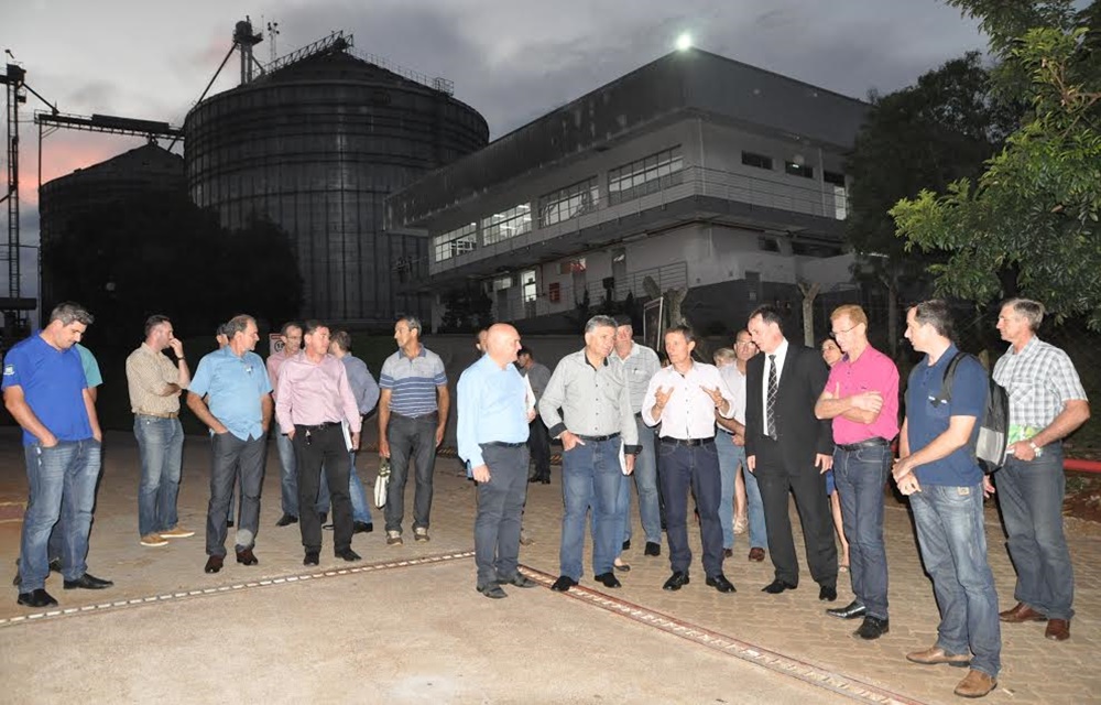 Ir para  <p>Uma comiss&atilde;o de prefeitos foi na dire&ccedil;&atilde;o da Olfar ouvir como &eacute; a negocia&ccedil;&atilde;o de gr&atilde;os entre a empresa e a Cotrel. A reuni&atilde;o contou com a...